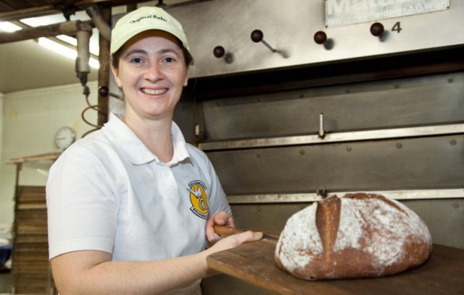 Christine zaubert aus unseren Backöfen köstliche Brote hervor